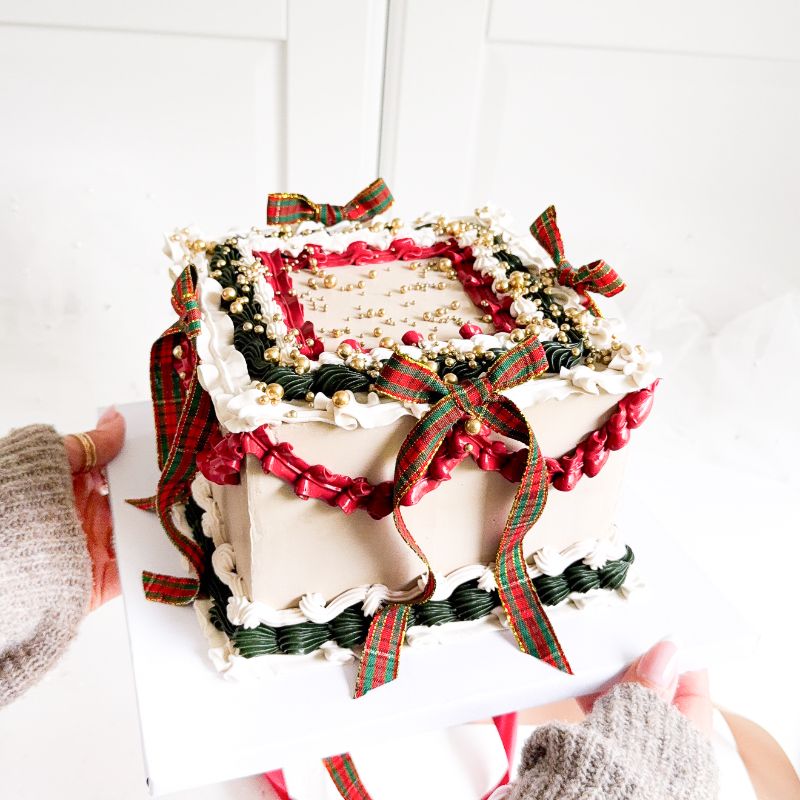 Vintage Christmas Cake Class with ChellBells at The LissieLou Cake School