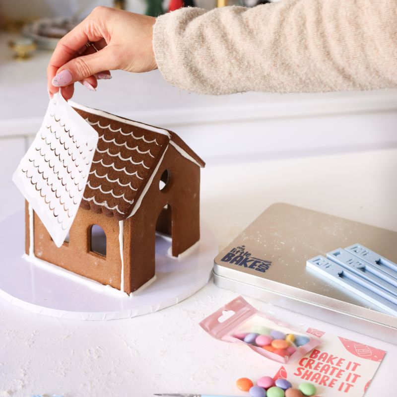 Deluxe Christmas Gingerbread House Decorating Class with ChellBells Cakes
