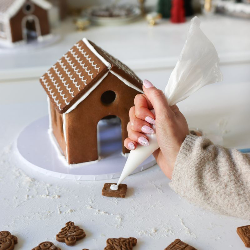 Deluxe Christmas Gingerbread House Decorating Class with ChellBells Cakes