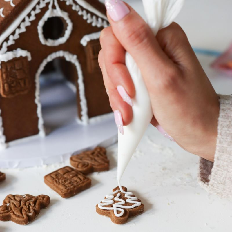 Deluxe Christmas Gingerbread House Decorating Class with ChellBells Cakes