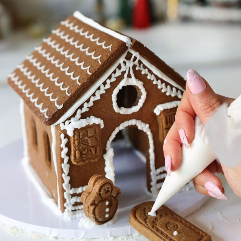 Deluxe Christmas Gingerbread House Decorating Class with ChellBells Cakes