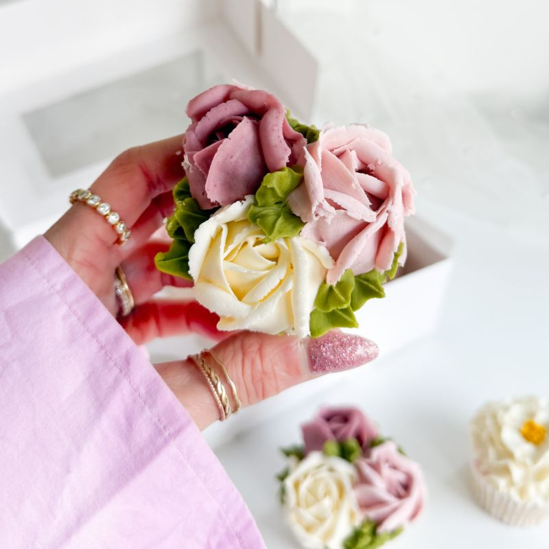 Spring Themed Buttercream Flowers with Penelope Cotswolds Floral Bakery at The LissieLou Cake School