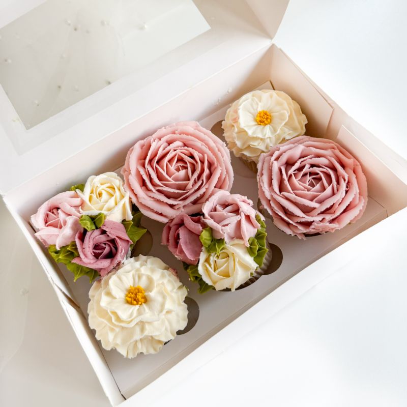 Spring Themed Buttercream Flowers with Penelope Cotswolds Floral Bakery at The LissieLou Cake School