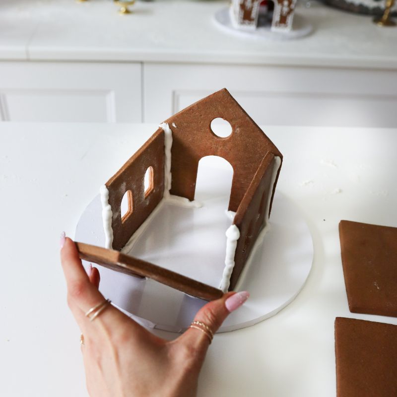 Deluxe Christmas Gingerbread House Decorating Class with ChellBells Cakes
