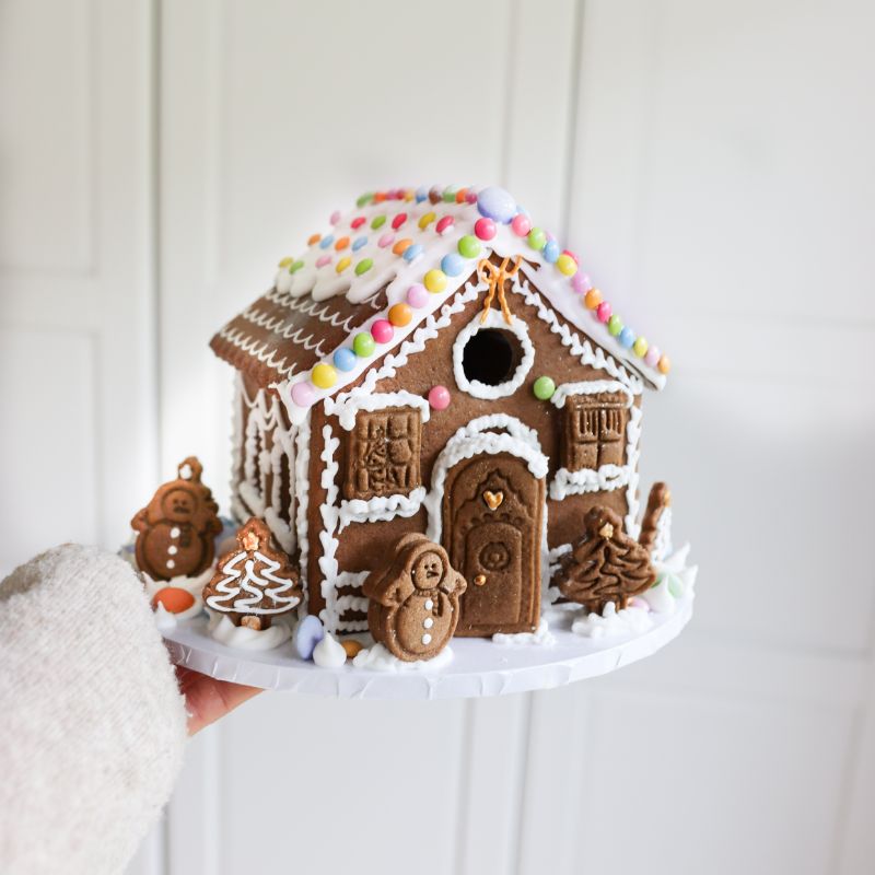 Deluxe Christmas Gingerbread House Decorating Class with ChellBells Cakes