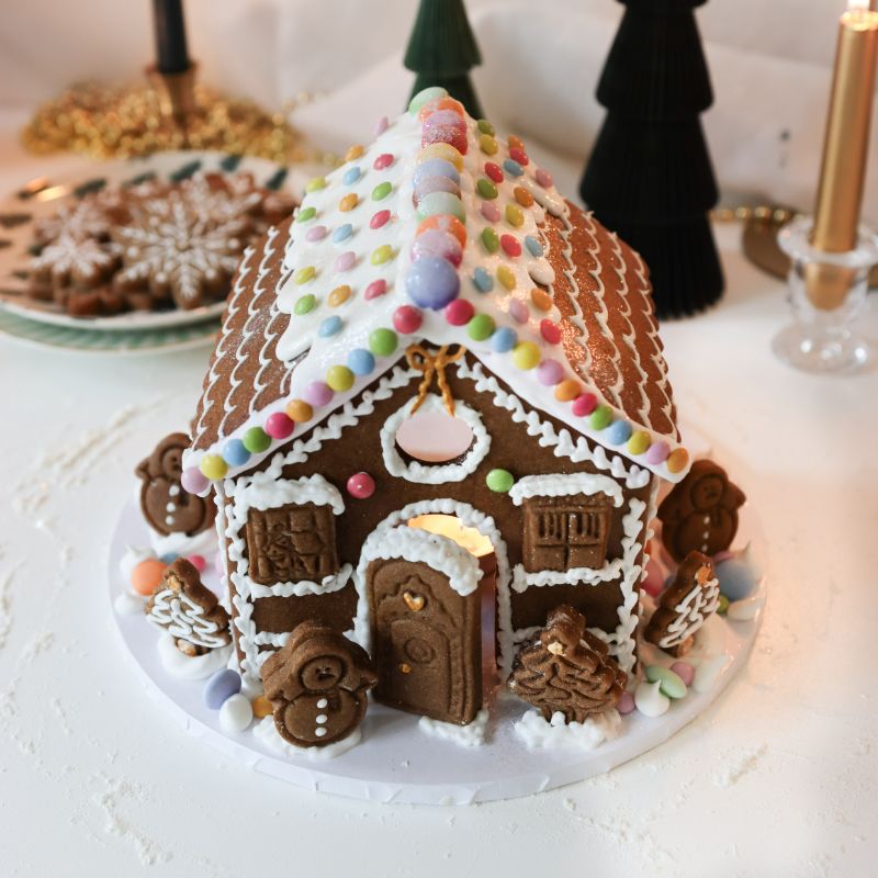 Deluxe Christmas Gingerbread House Decorating Class with ChellBells Cakes