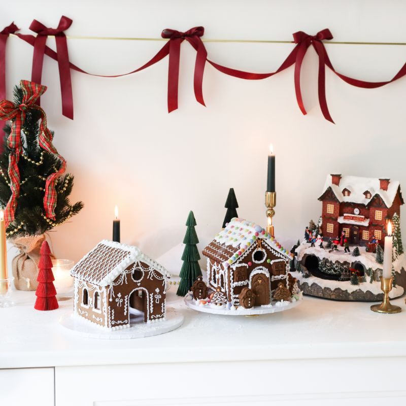 Deluxe Christmas Gingerbread House Decorating Class with ChellBells Cakes
