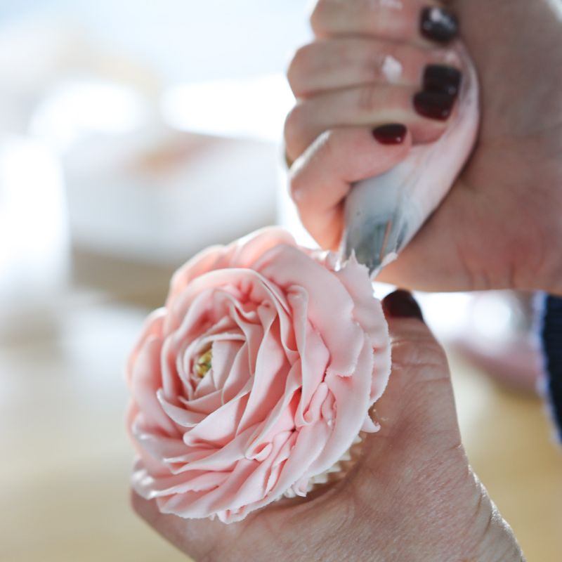 ONLINE The Ultimate Buttercream Flower Course - Flour Girl Cupcakes