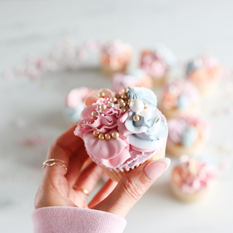 How to make and decorate Buttercream Cupcakes - ChellBells Cakes