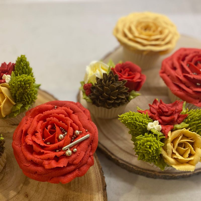 Christmas Themed Buttercream Flowers with Penelope Cotswolds Floral Bakery at The LissieLou Cake School